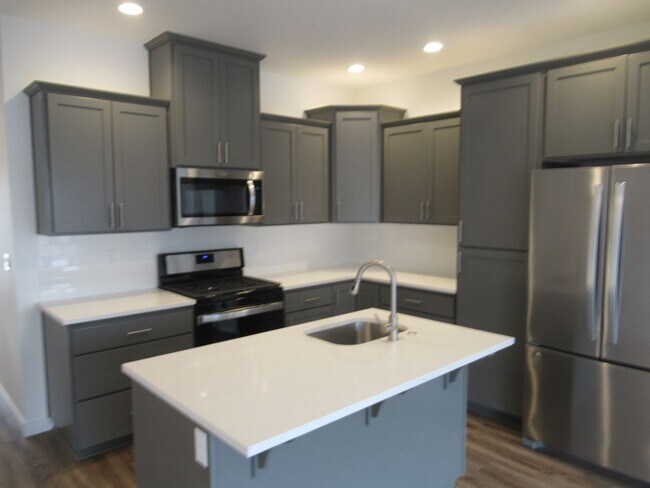 Building Photo - Two Bedroom Townhouse in South Salem