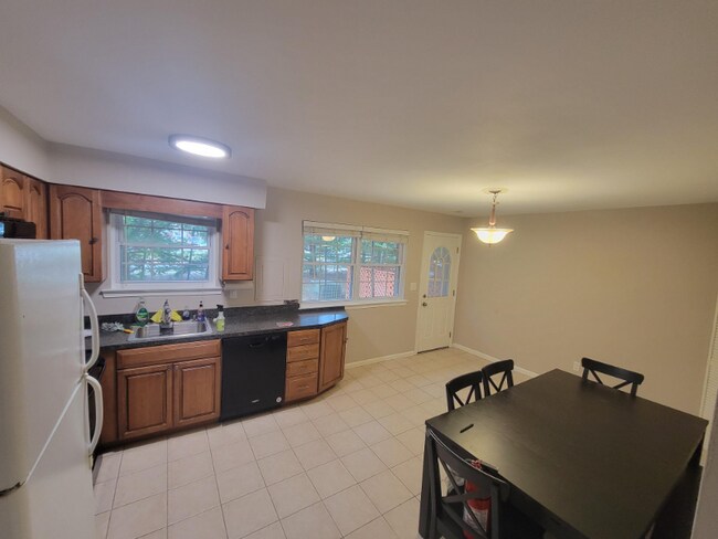 Building Photo - 10 Adriana Ct