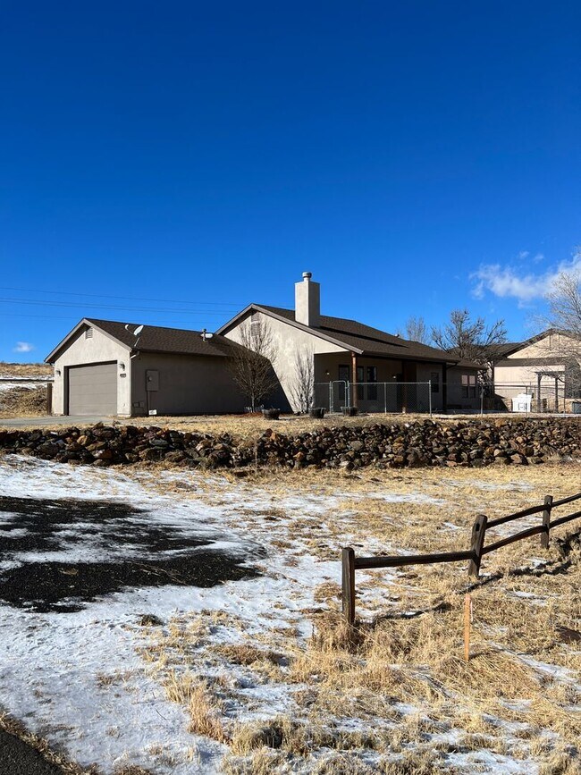 Building Photo - Charming , Single story 3 Bedroom , 2 Bath Home!