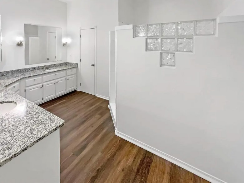 Building Photo - 11708 Hollyrock Dr