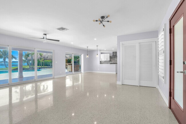 Building Photo - 930 S Lakeside Dr