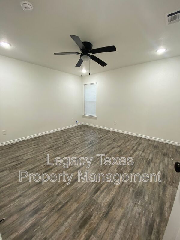 Building Photo - 702 S Wilhite St