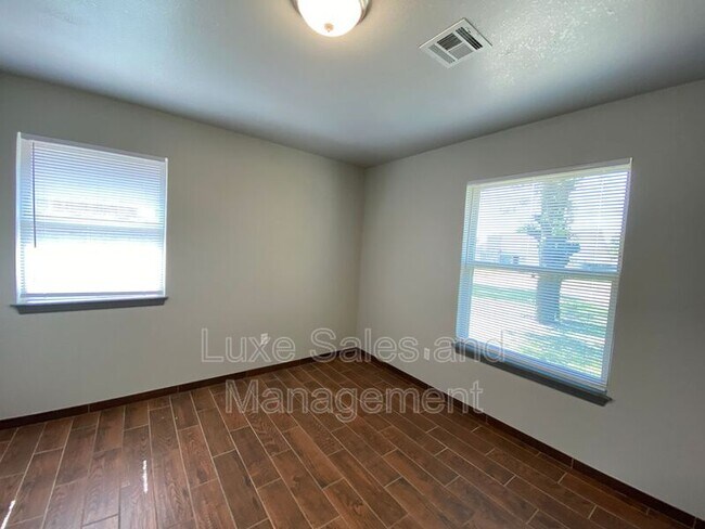 Building Photo - 910 Oak Hill Rd