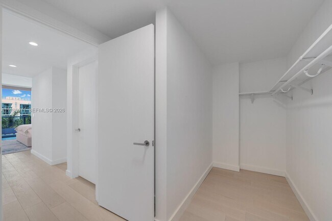 Building Photo - 9221 E Bay Harbor Dr