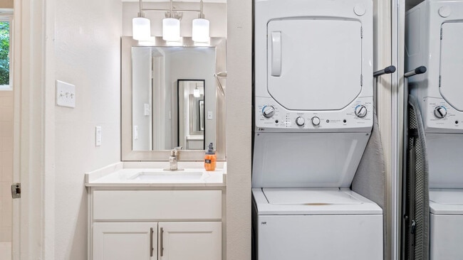 Building Photo - 6816 1/2 Great Northern Blvd