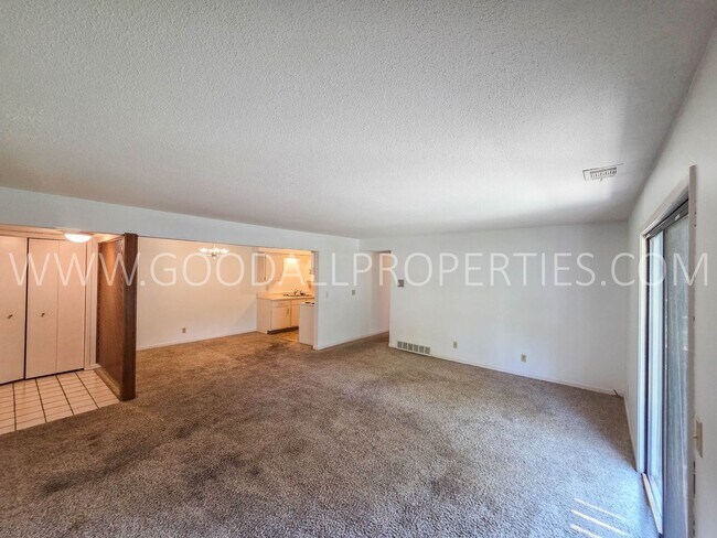 Building Photo - Summer Leasing Special: $995/month 2 Bed, 2 Bath Condo with Pool Access in Clive
