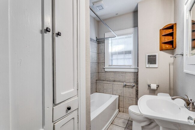 Building Photo - Charming 3BR in College Hill – Pet Friendly & Move-In Ready!