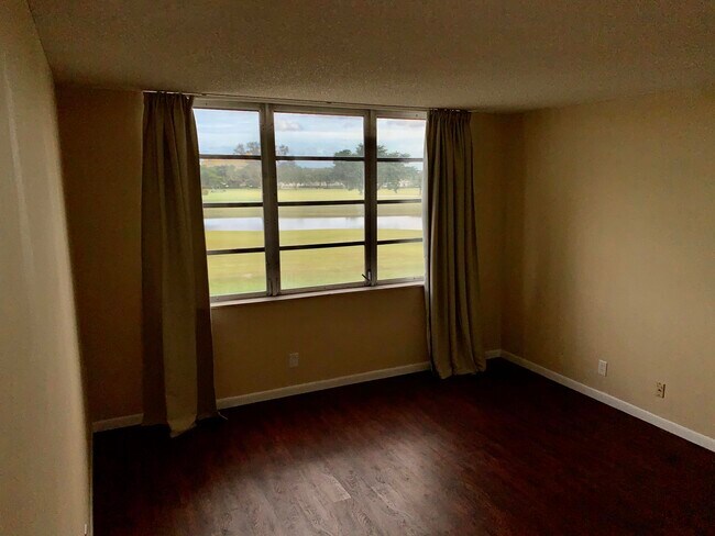 Building Photo - 3100 W Rolling Hills Cir