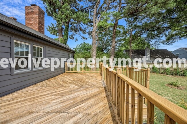 Building Photo - BEAUTIFUL EAST MEMPHIS 4/2!