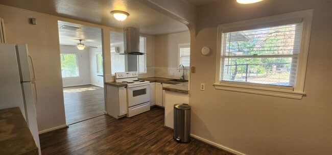 Building Photo - $500 MOVE-IN CREDIT! Updated Home with lots of Extras!