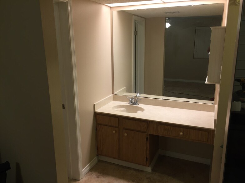 Building Photo - 14216 Woodlands Dr