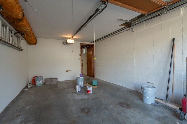 Building Photo - 6112-6116-6116 SE Center St