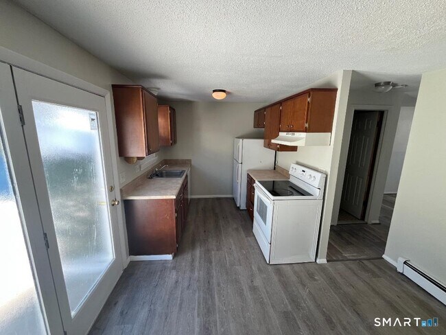 Building Photo - 633 Center St