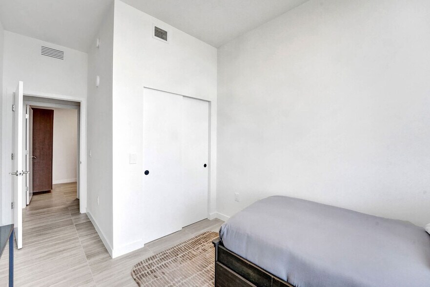 Building Photo - 580 72nd St