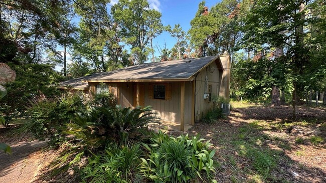 Building Photo - Lovely SOUTHWOOD Area 2/1.5 w/ Large Yard, Deck, & Open Floor Plan! $1350/month Avail July 1st!