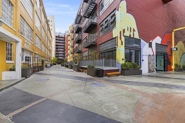Building Photo - 746 S Los Angeles St