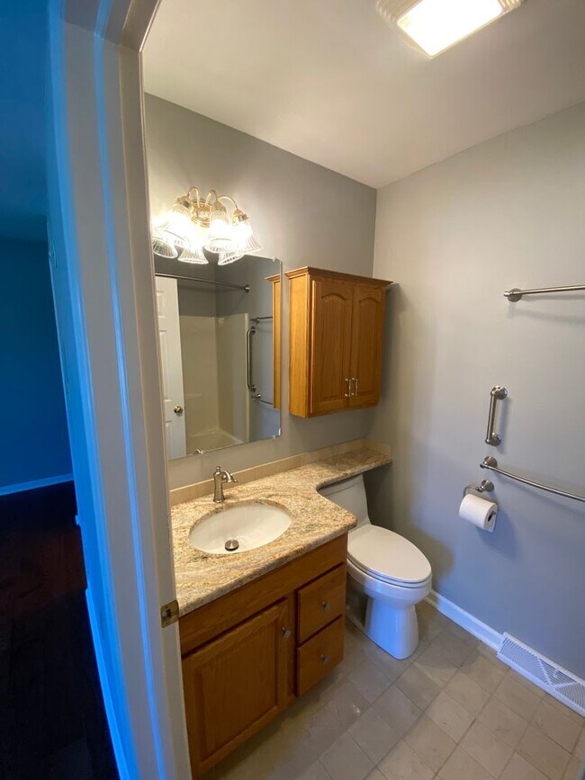 Building Photo - Beautiful 3 BR End Unit Townhouse in Summit Hills!
