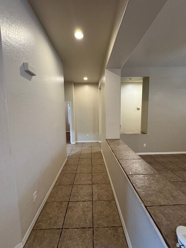 Building Photo - ***1st month's rent 1/2 off** 4BD / 3BA Chandler Home for Rent!