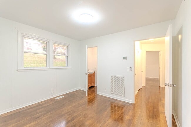 Building Photo - Fantastic 3 (4-ish) Bed Home | Lawn Care Included