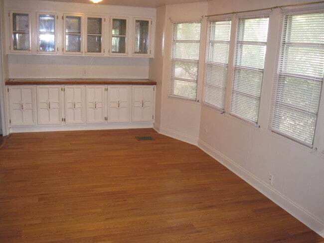 Building Photo - 916 S Christiana Ave