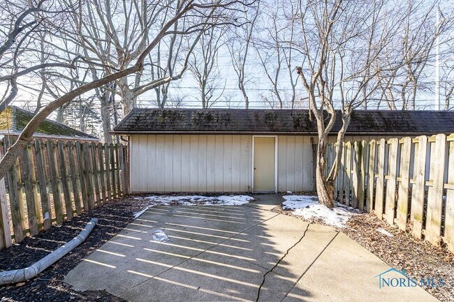 Building Photo - 4045 Hillandale Rd