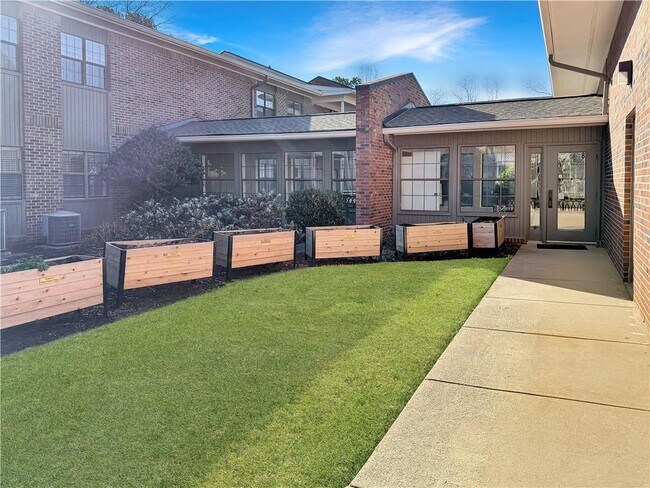 Building Photo - 475 Mount Vernon Hwy NE