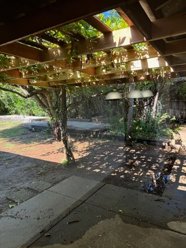Building Photo - Lake Forest Estates Home Close to Shopping...