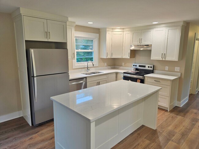 Building Photo - 3 Bedroom, 2 Bath home.