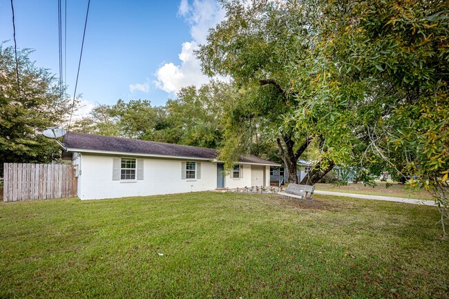 Building Photo - Adorable Rental Near Downtown Ocean Springs!