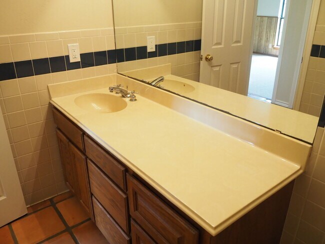 Building Photo - 5 Bed 4 Bath in Pilot Point