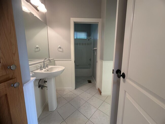 Building Photo - 841 Lawrence Dr