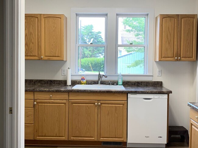 Building Photo - Large 4 bedroom student housing