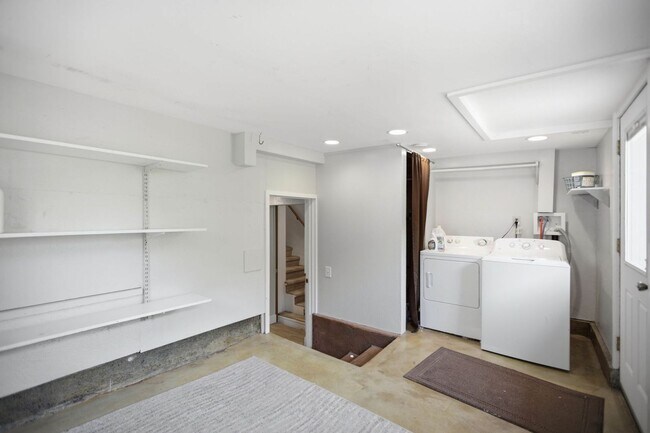 Building Photo - Steps from Green Lake ,6 bed 3 bath home with 2 kitchens and 2 laundry rooms.