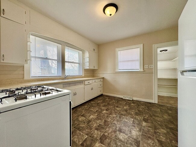 Building Photo - 1815 Kemble Ave