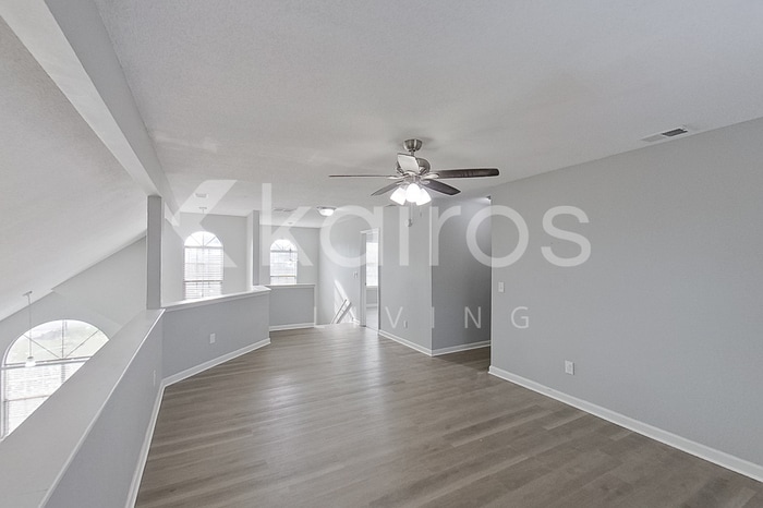 Building Photo - 2102 Spring Hill Cir