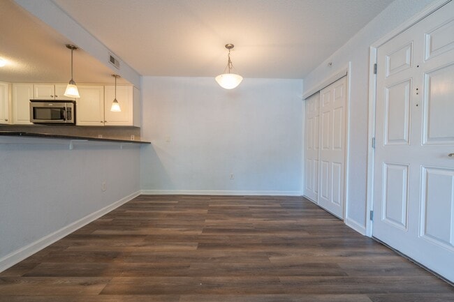 Building Photo - MOVE IN READY 2-bedroom in Virginia Beach!