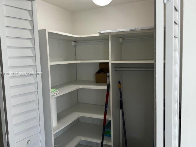 Building Photo - 9100 W Bay Harbor Dr