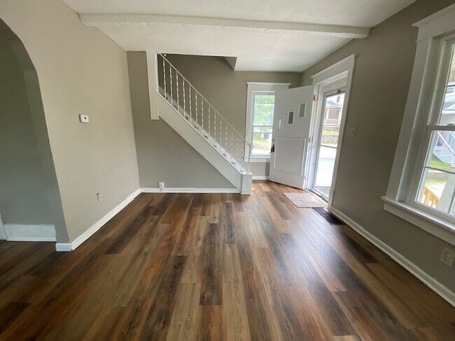 Building Photo - 2 WEEKS FREE RENT! Kenmore 3BR with Update...