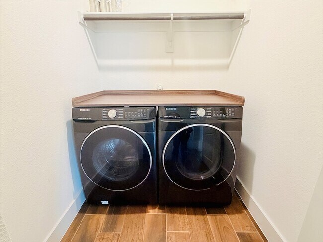 Building Photo - 3401 Riverlawn Dr