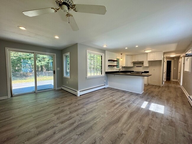 Building Photo - $3,395 Spacious 4BD/2BA Home w/Fenced Back...
