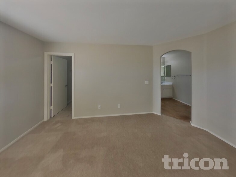 Building Photo - 8716 Honey Vine Ave