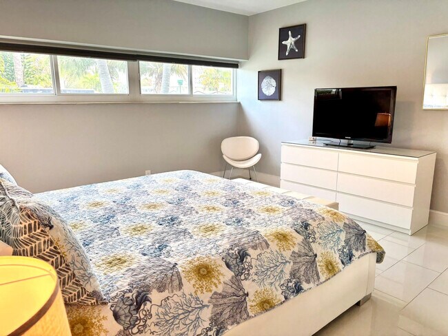 Building Photo - 1705 N Riverside Dr