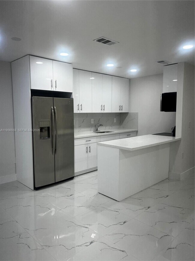 Building Photo - 9402 SW 77th Ave