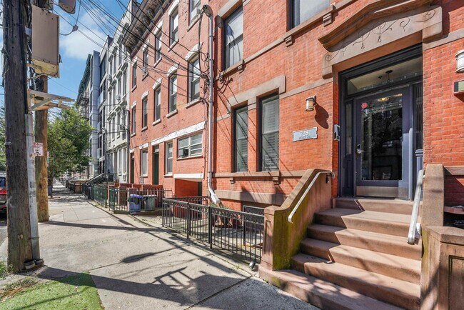 Building Photo - 728 Willow Ave