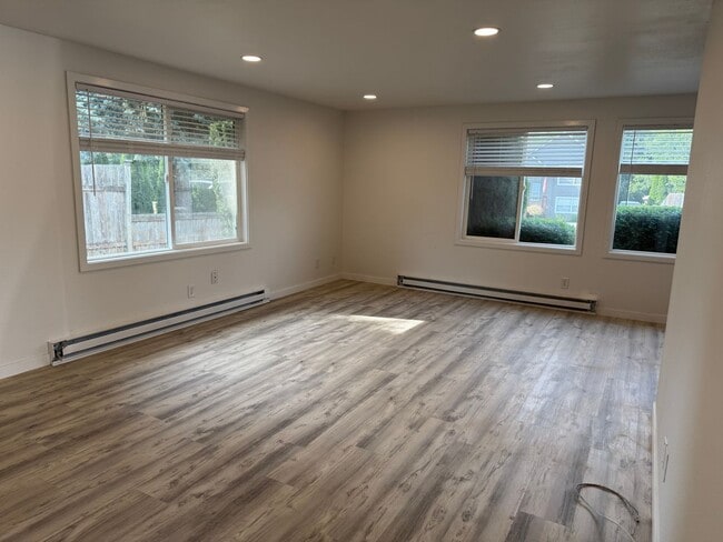Building Photo - Newly Remodeled 2 Bedroom 1 Bathroom - Duplex