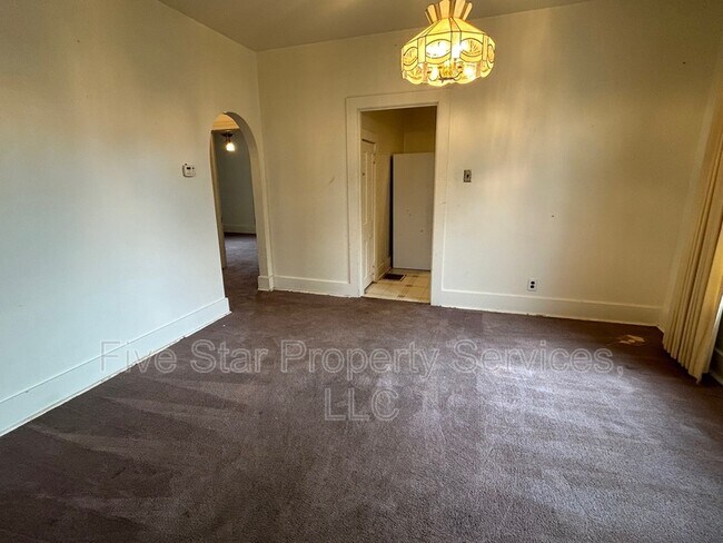 Building Photo - 908 E Reservoir St