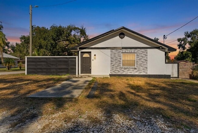 Building Photo - 502 Tweed Ave