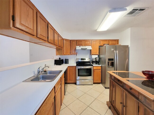 Building Photo - 2431 Edgewood Dr