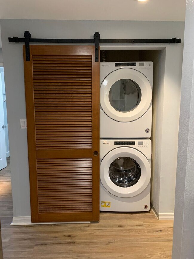 Building Photo - Gorgeous clean and modern furnished 2/2 lowest level Kihei Shores Unit!