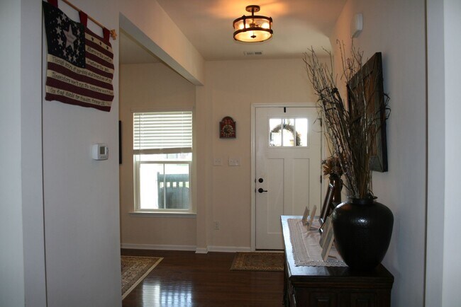 Building Photo - Large 4 bedroom home